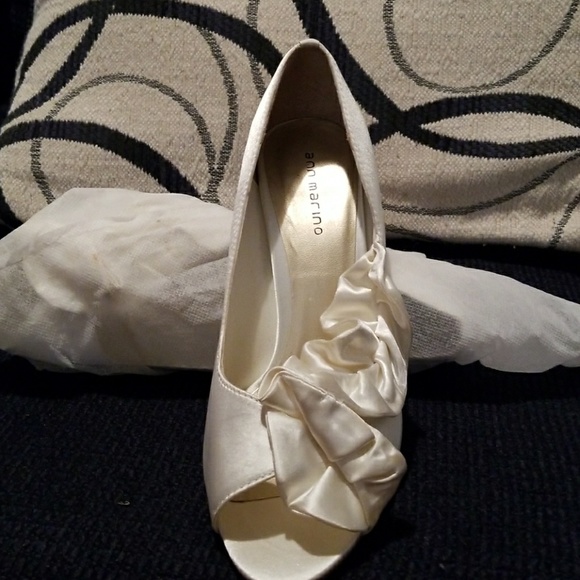 Shoes with cloth shoe bags included - Picture 2 of 6